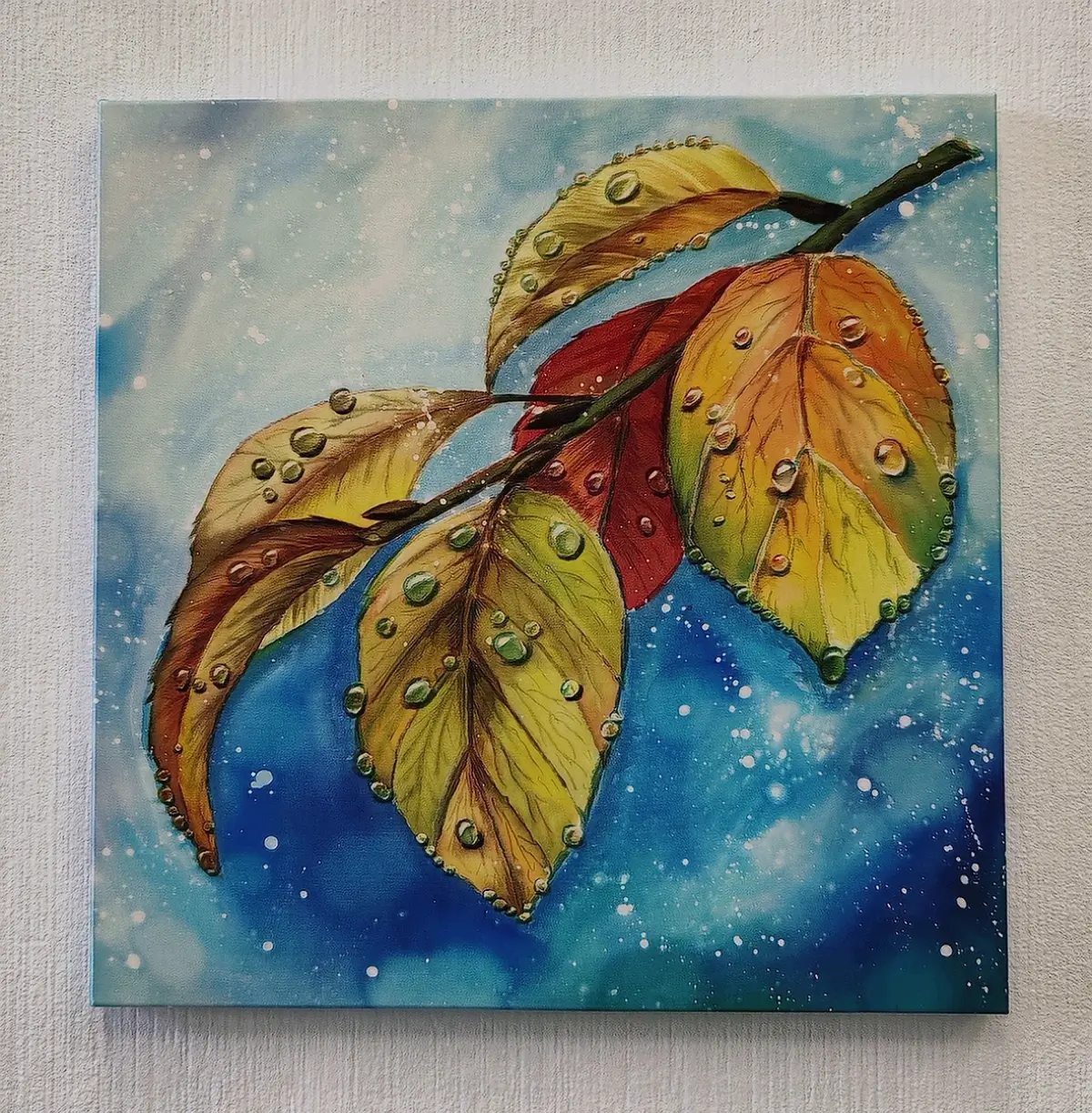 Листья под каплями дождя